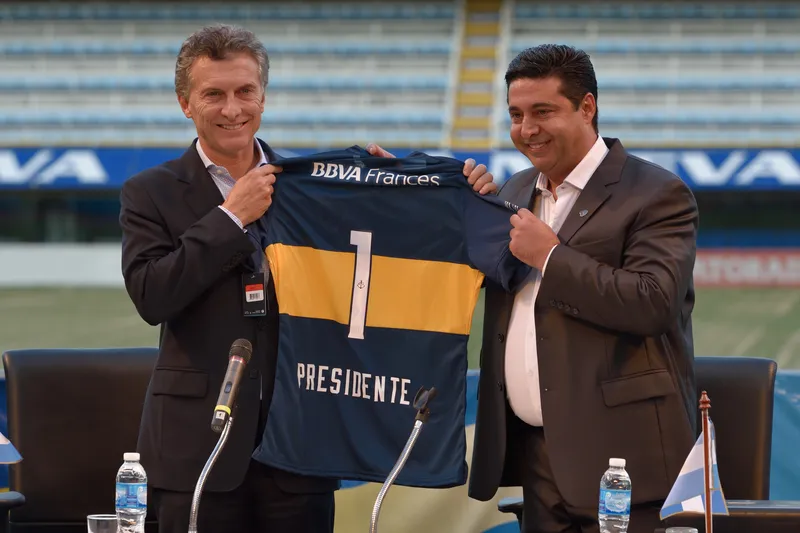 Mauricio Macri, ent&atilde;o presidente da Argentina, recebe homenagem do Boca Juniors em 2015