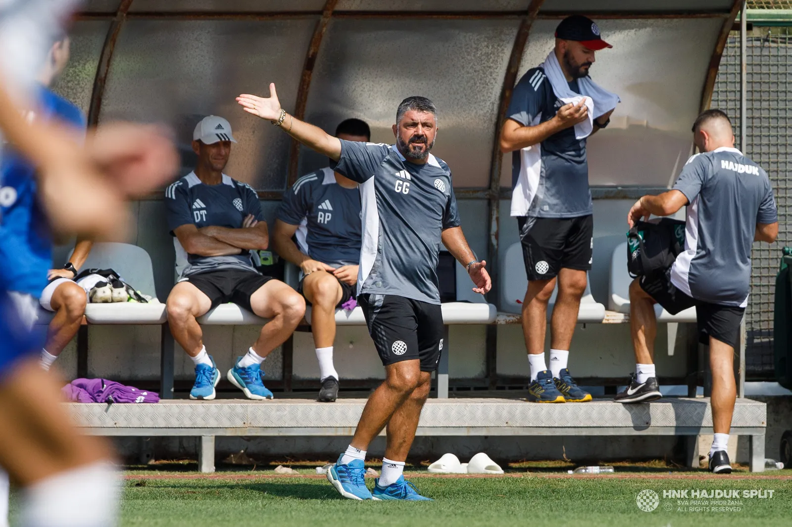 Gattuso &agrave; beira do campo comandando o Hajduk Split durante pr&eacute;-temporada 
