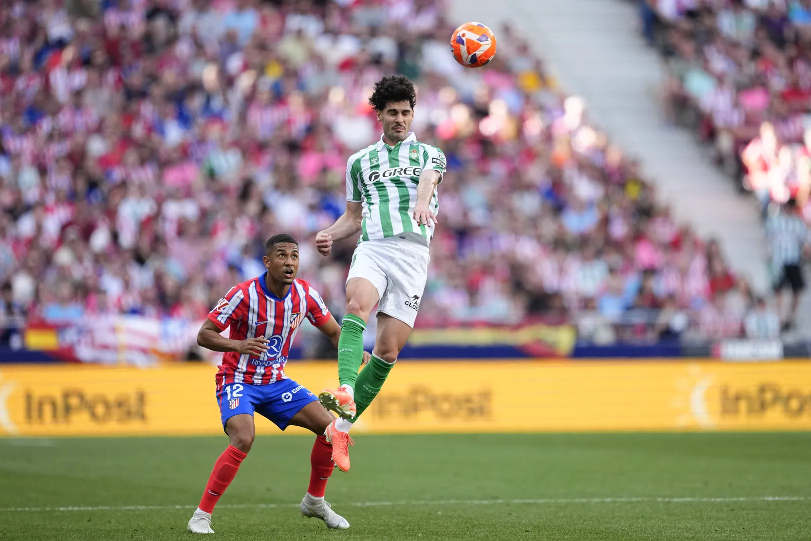 Johnny Cardoso em jogo do Betis contra o Atl&eacute;tico de Madrid