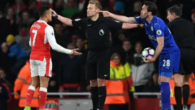 Tem simula&ccedil;&atilde;o rid&iacute;cula na Europa tamb&eacute;m, cortesia de Alexis S&aacute;nchez