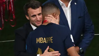 A misteriosa frase de Macron a Mbapp&eacute;: craque vai virar problema diplom&aacute;tico?