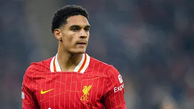 O que explica a transfer&ecirc;ncia recorde de Quansah, que trocou o Liverpool pela Bundesliga