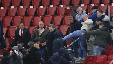 Torcedores mascarados do AZ tentaram invadir o setor das arquibancadas onde estavam as fam&iacute;lias dos jogadores do West Ham