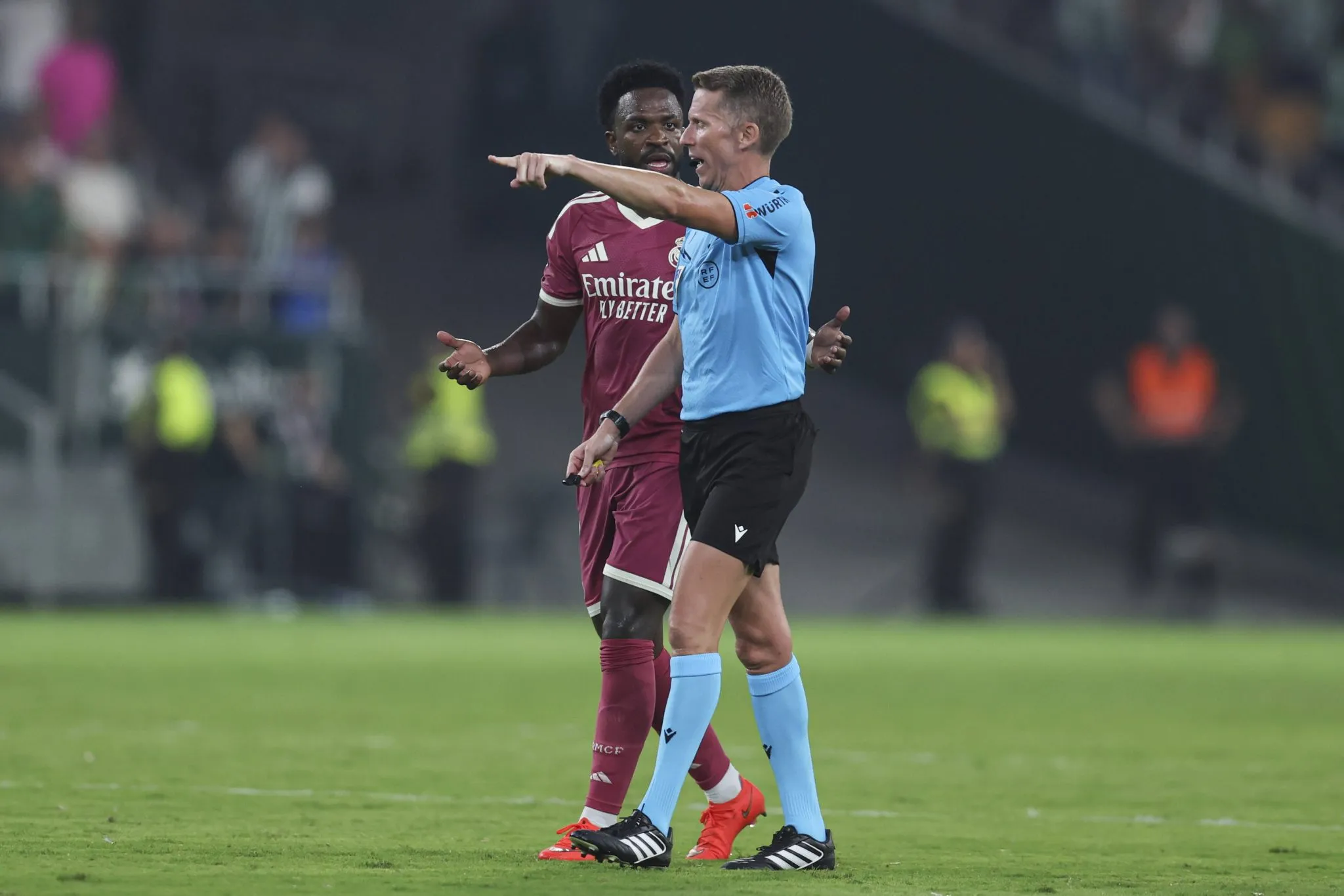 Vini Jr. conversa com arbitragem ap&oacute;s derrota diante do Betis 