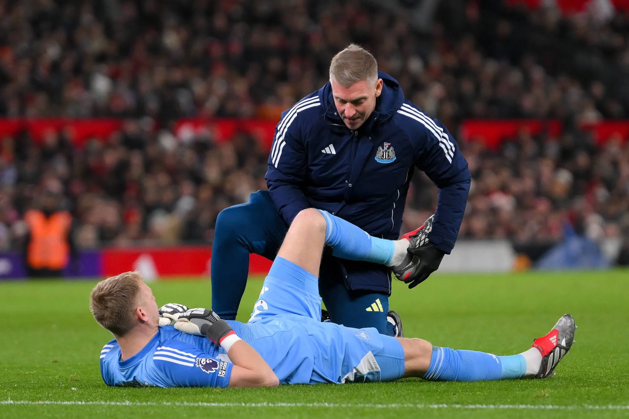 Ramsdale recebe atendimento em campo na Premier League