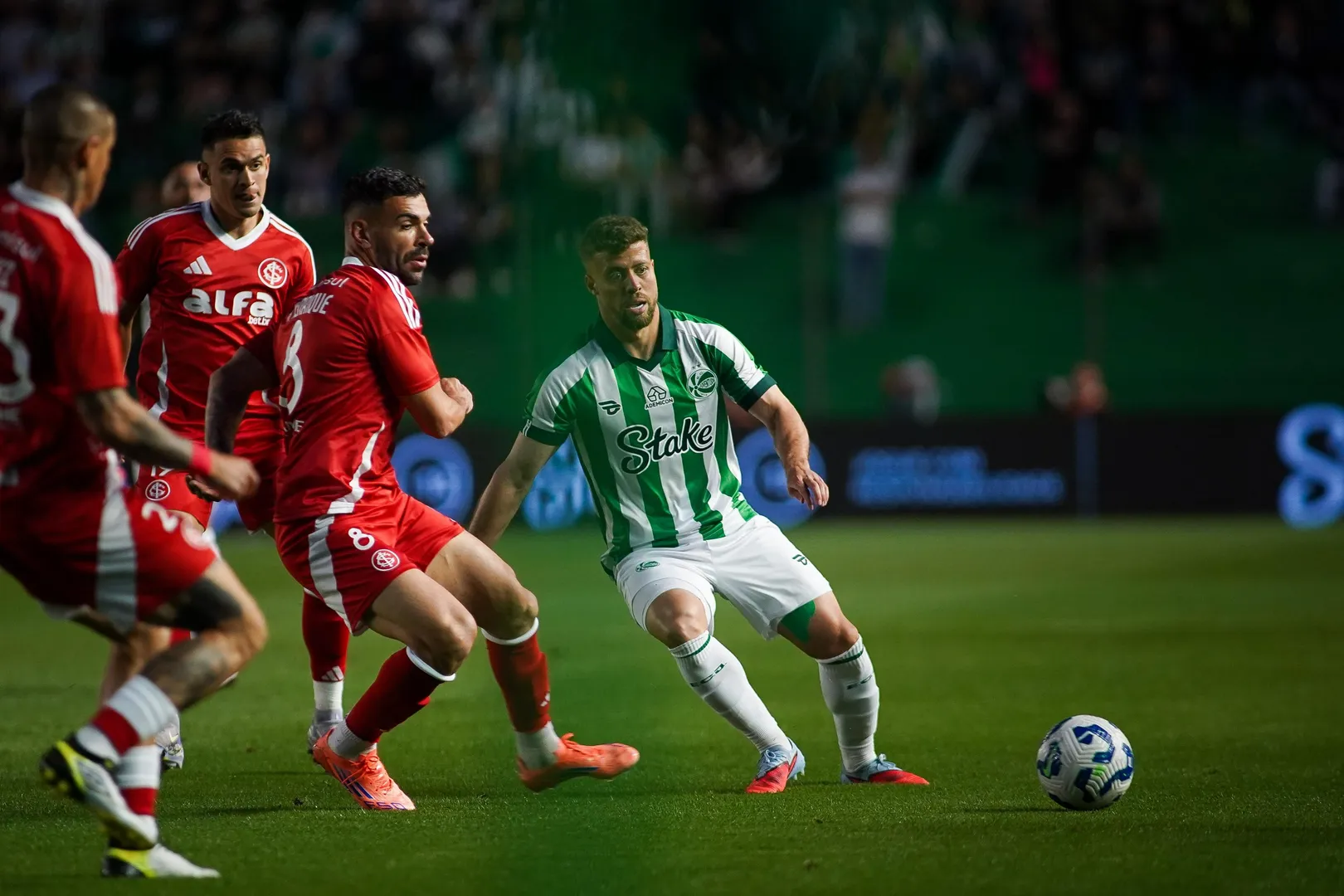 Lucas Fernandes em a&ccedil;&atilde;o pelo Juventude