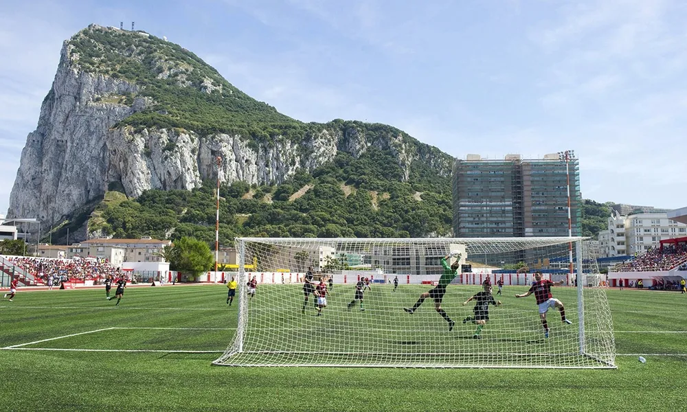 Em um dia ag&ocirc;nico de Copa, a Champions come&ccedil;ou com o torneio dos nanicos