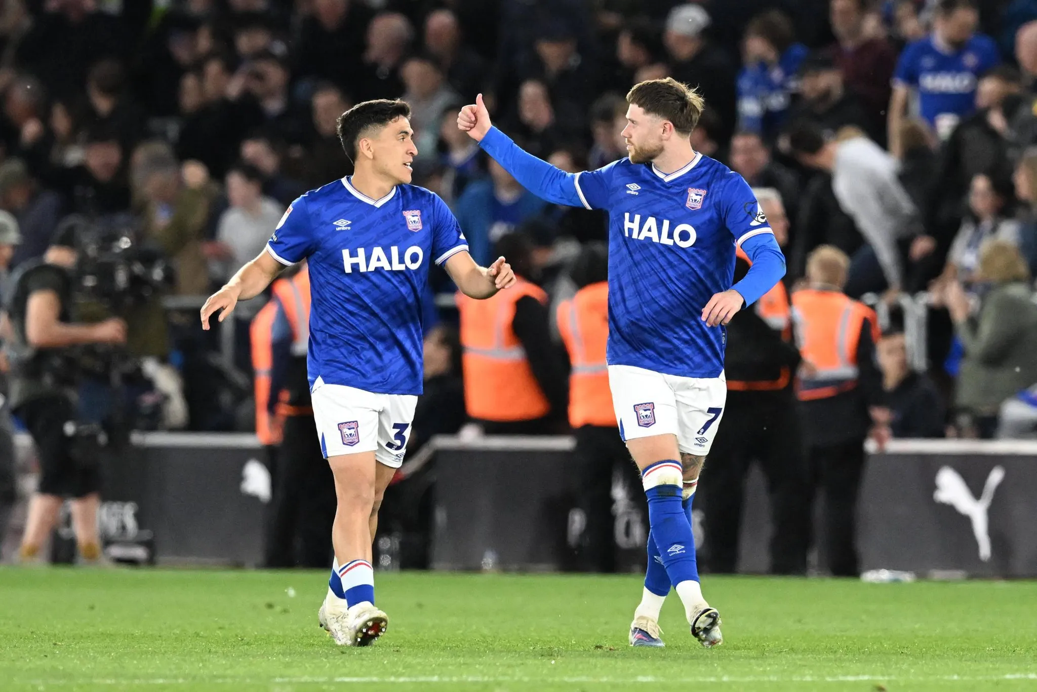 Marcelino N&uacute;&ntilde;ez e Wes Burns celebram gol do Ipswich Town