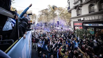 At&eacute; Luis Su&aacute;rez refor&ccedil;ou a multid&atilde;o que festejou o Uruguai campe&atilde;o sub-20 nas ruas de Montevid&eacute;u