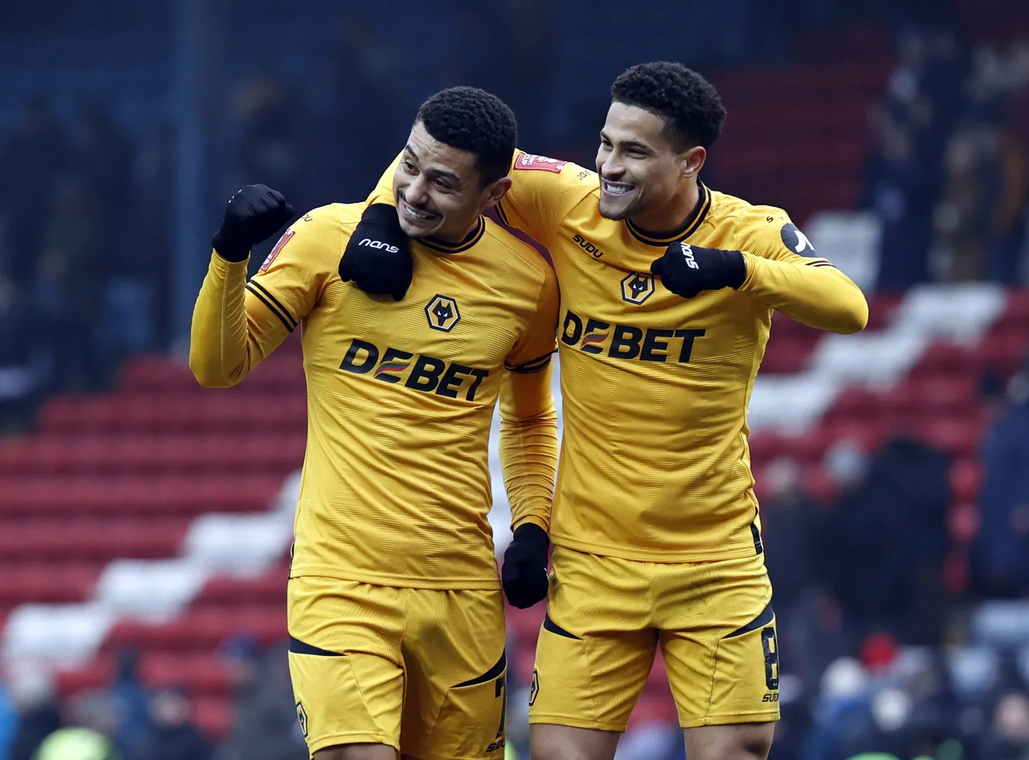 Andr&eacute; e Jo&atilde;o Gomes em jogo dos Wolves