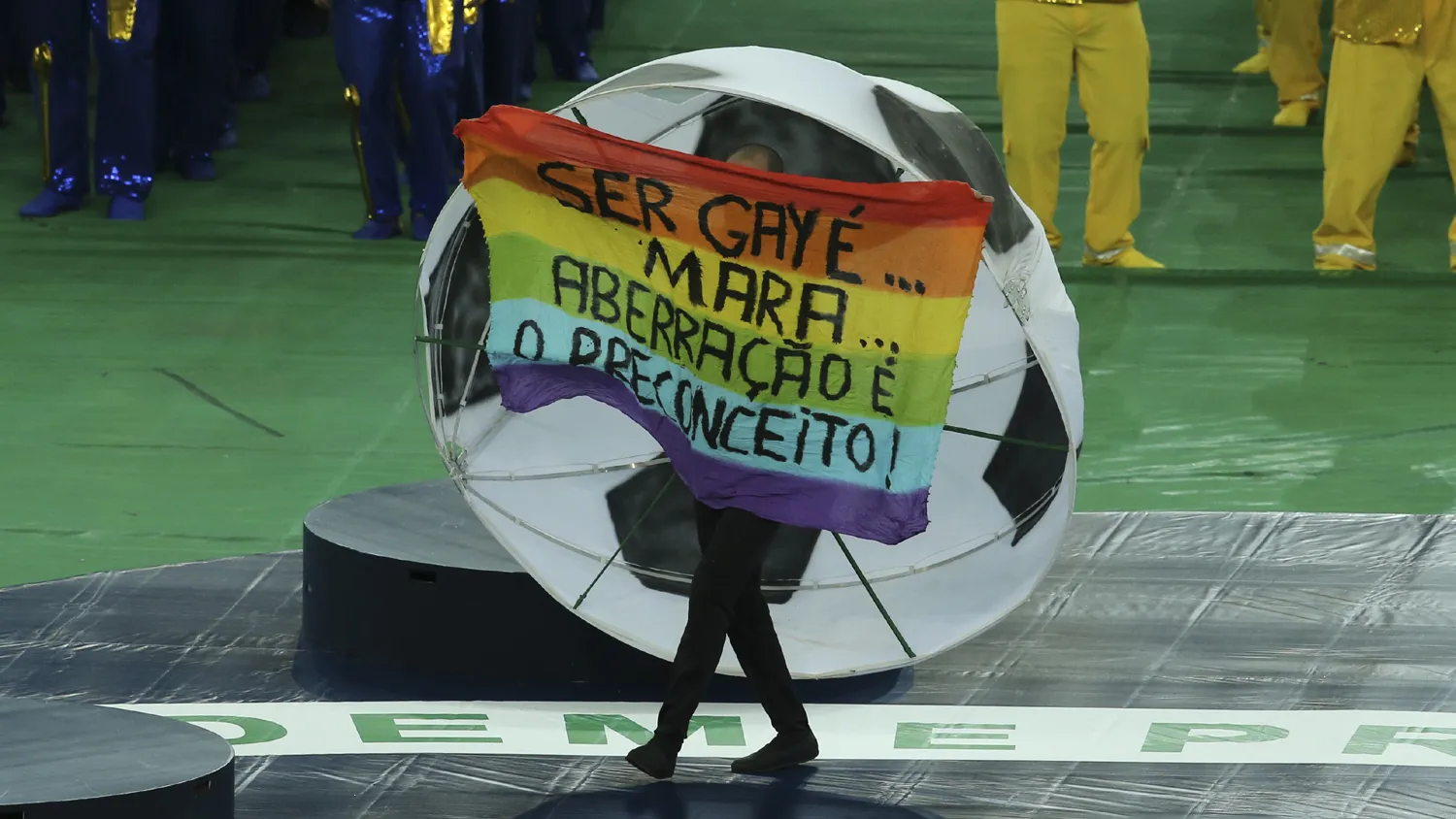 Vale ver esse mini-document&aacute;rio de alunos da USP sobre homofobia nos est&aacute;dios brasileiros