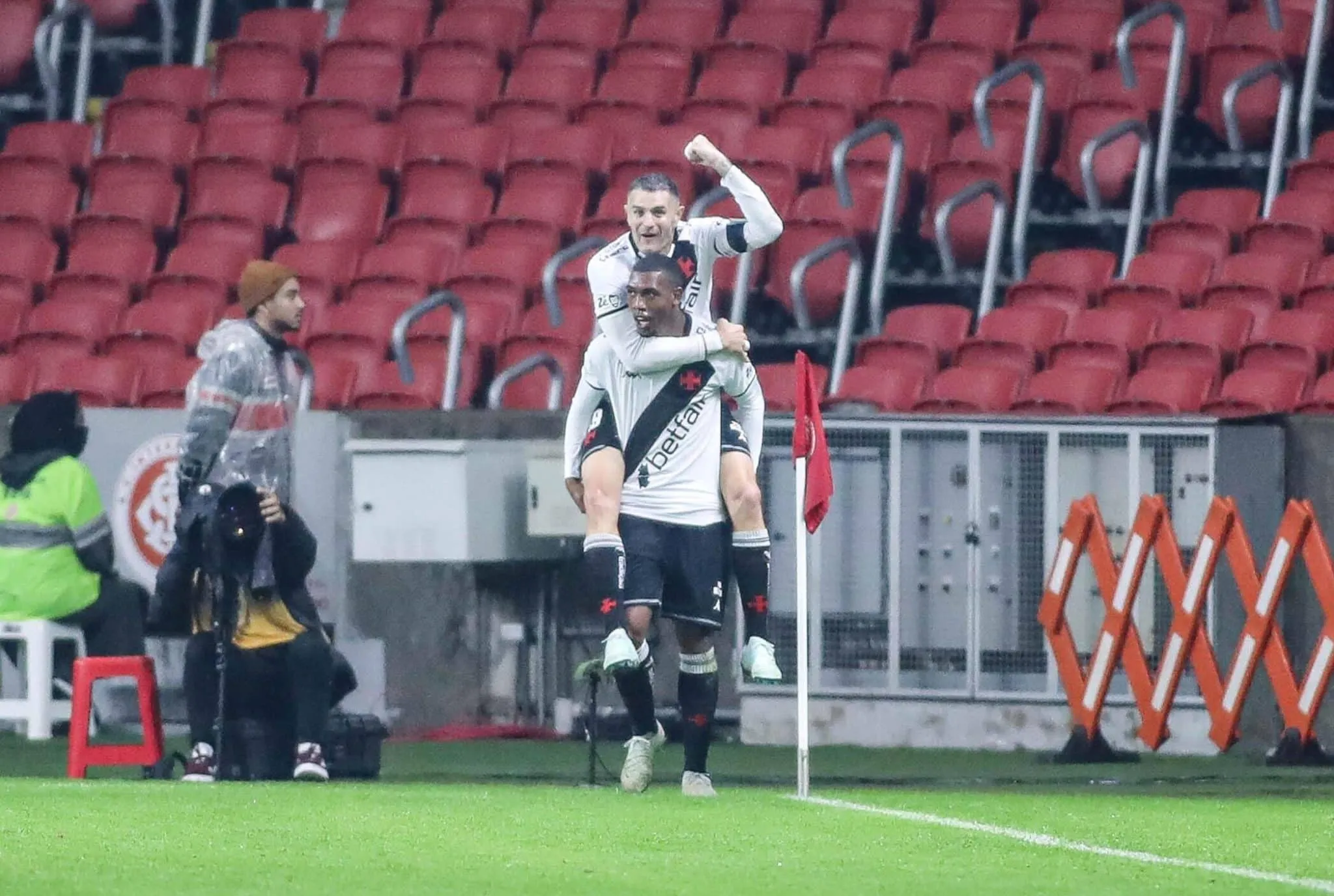 Ryan comemora o gol do Vasco com Vegetti
