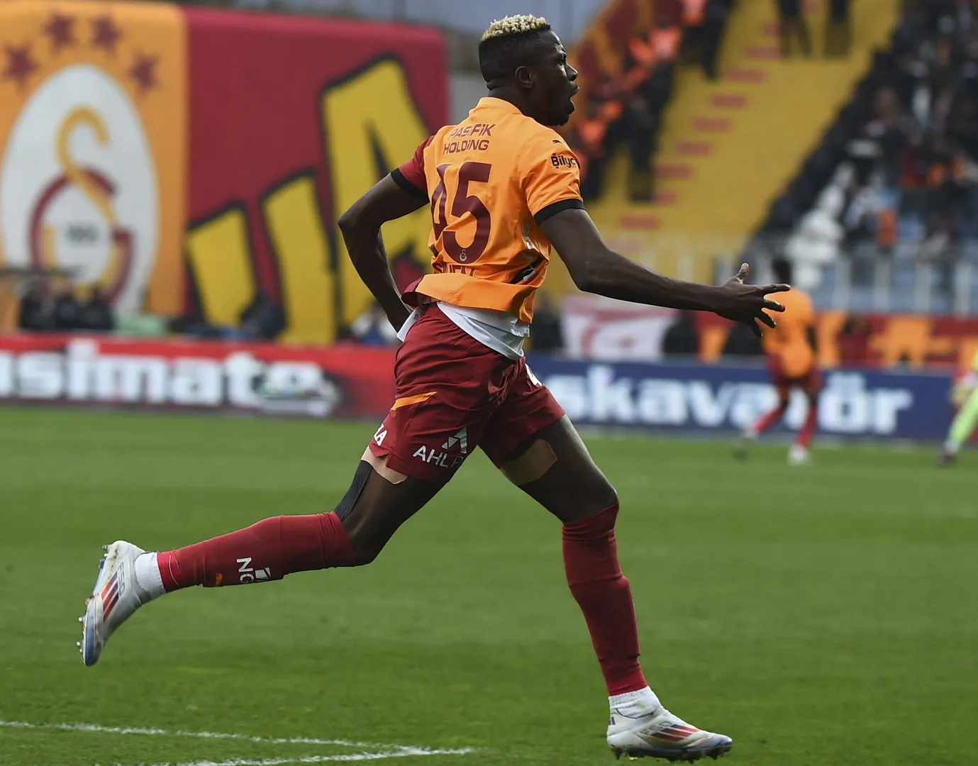 Osimhen pode ser usado em troca com Hojlund e ser o mais novo atacante do United na pr&oacute;xima temporada