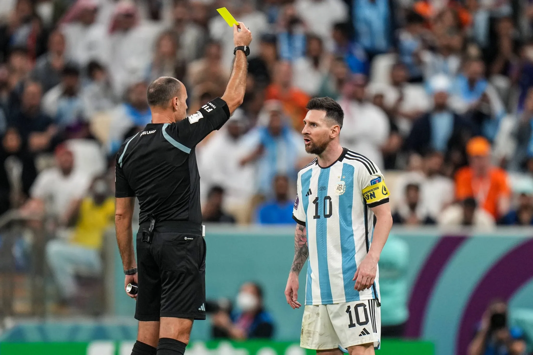 Messi recebeu cart&atilde;o amarelo durante partida contra os Pa&iacute;ses Baixos, pelas quartas de final da Copa do Mundo do Catar (Foto: IMAGO / NurPhoto)