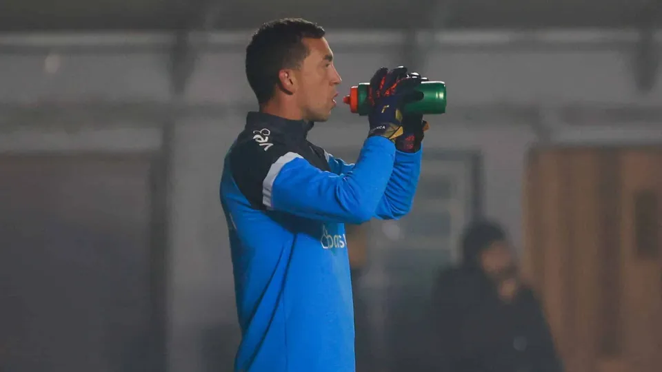 Marches&iacute;n, goleiro do Gr&ecirc;mio, toma &aacute;gua