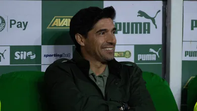 Em &lsquo;repres&aacute;lia&rsquo;, Abel d&aacute; pinta de que vai levar novela da renova&ccedil;&atilde;o com Palmeiras ao limite
