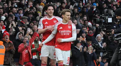 Com trio brasileiro de volta, Arsenal flerta com drama, mas segue l&iacute;der da Premier League