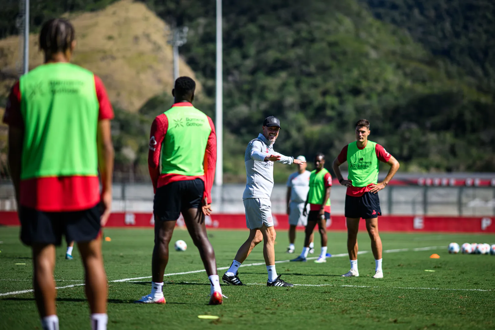 Bayer n&atilde;o gostou do gramado do Ninho do Urubu (Foto: Divulga&ccedil;&atilde;o/Bayer)