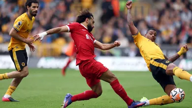 Wolverhampton amea&ccedil;a, mas Salah brilha como gar&ccedil;om e lidera virada do Liverpool