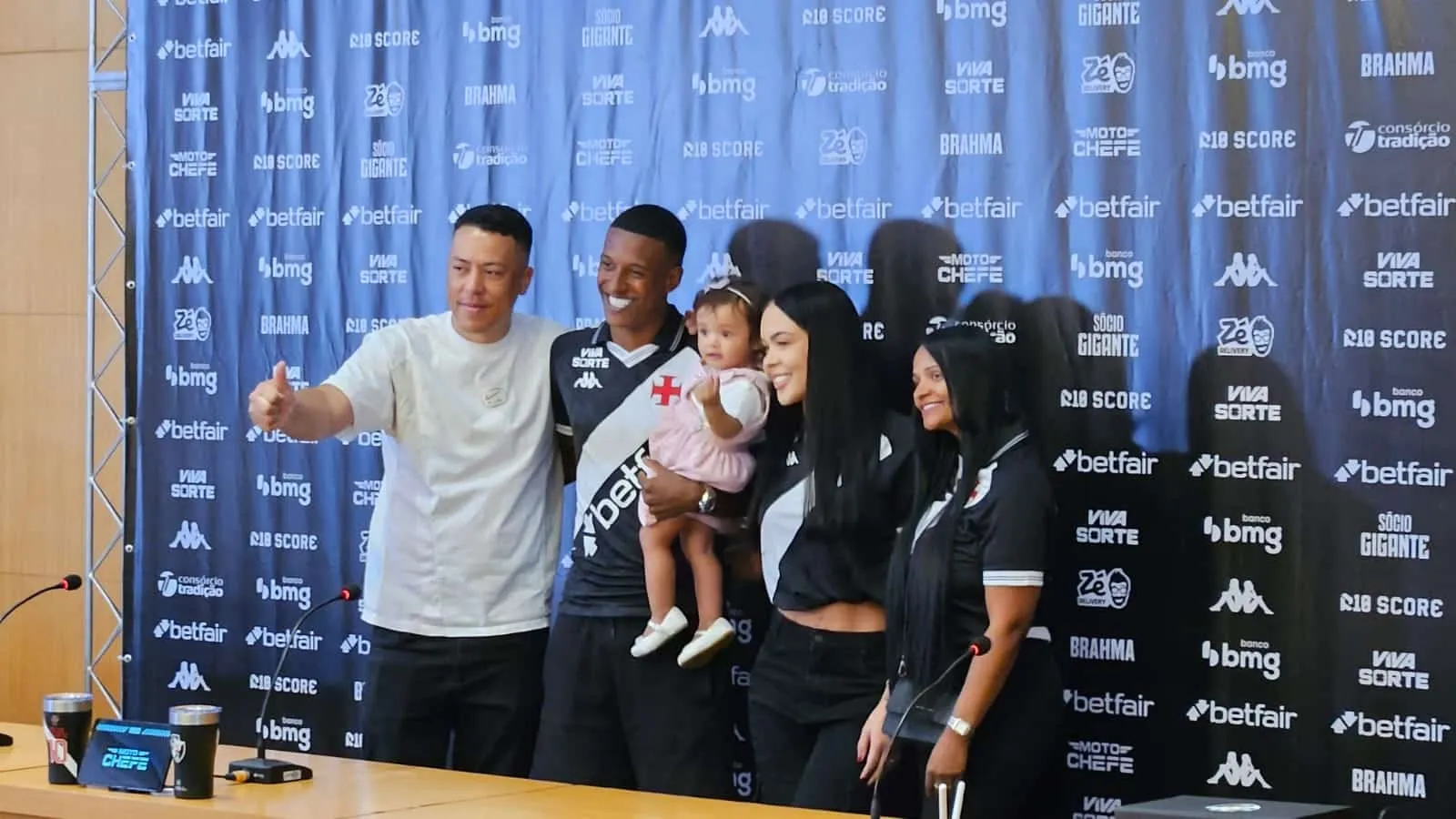 Robert Renan levou a fam&iacute;lia na sua apresenta&ccedil;&atilde;o no Vasco (Foto: Gabriel Rodrigues/Trivela)