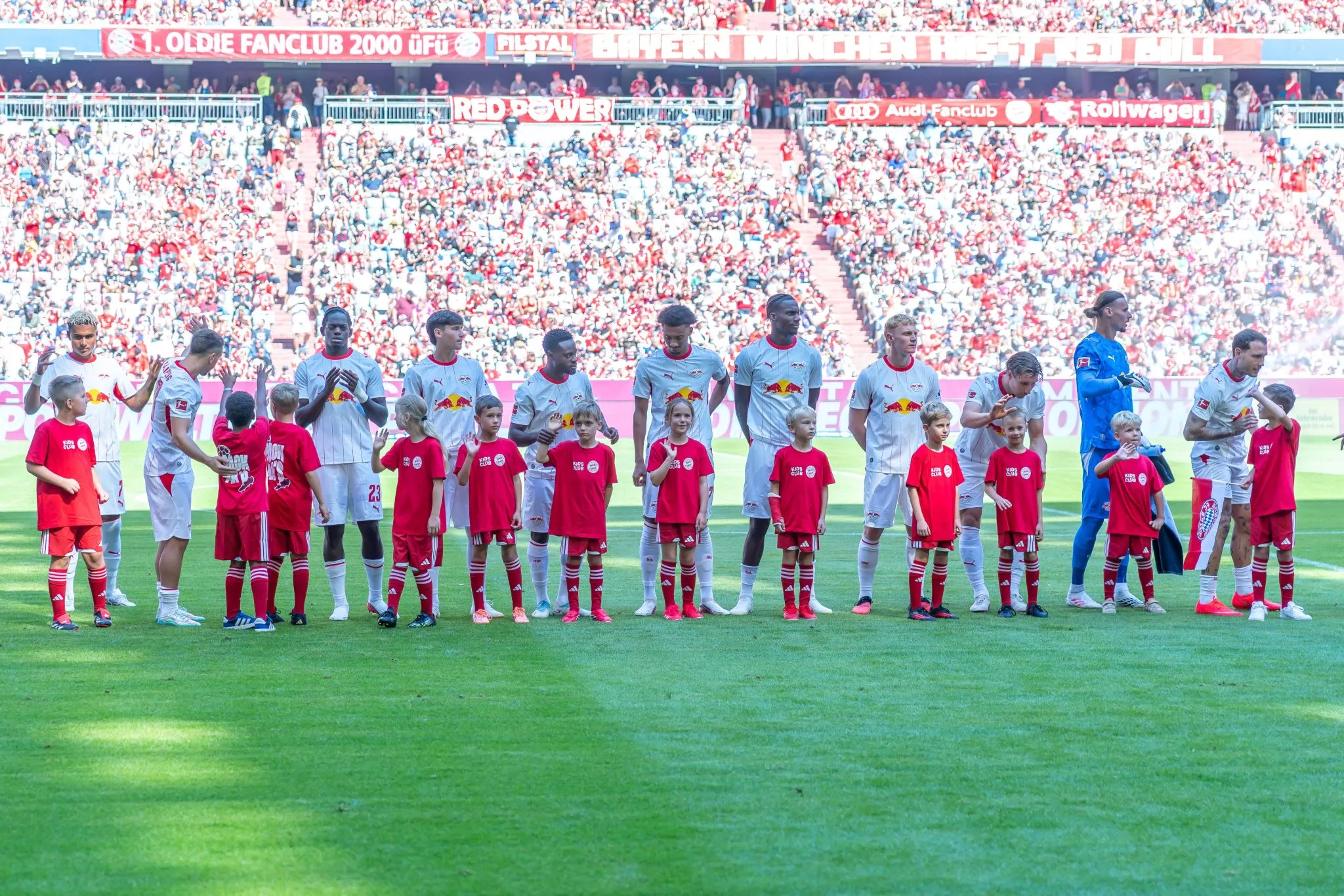 Jogadores do RB Leipzig perfilados antes de amistoso