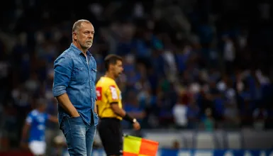 Mano Menezes vivia uma situa&ccedil;&atilde;o insustent&aacute;vel, mas a preocupa&ccedil;&atilde;o do Cruzeiro deve ser maior
