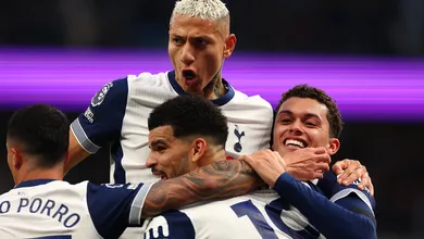 Richarlison ajuda o Tottenham, mas sofre les&atilde;o e aumenta calv&aacute;rio na temporada