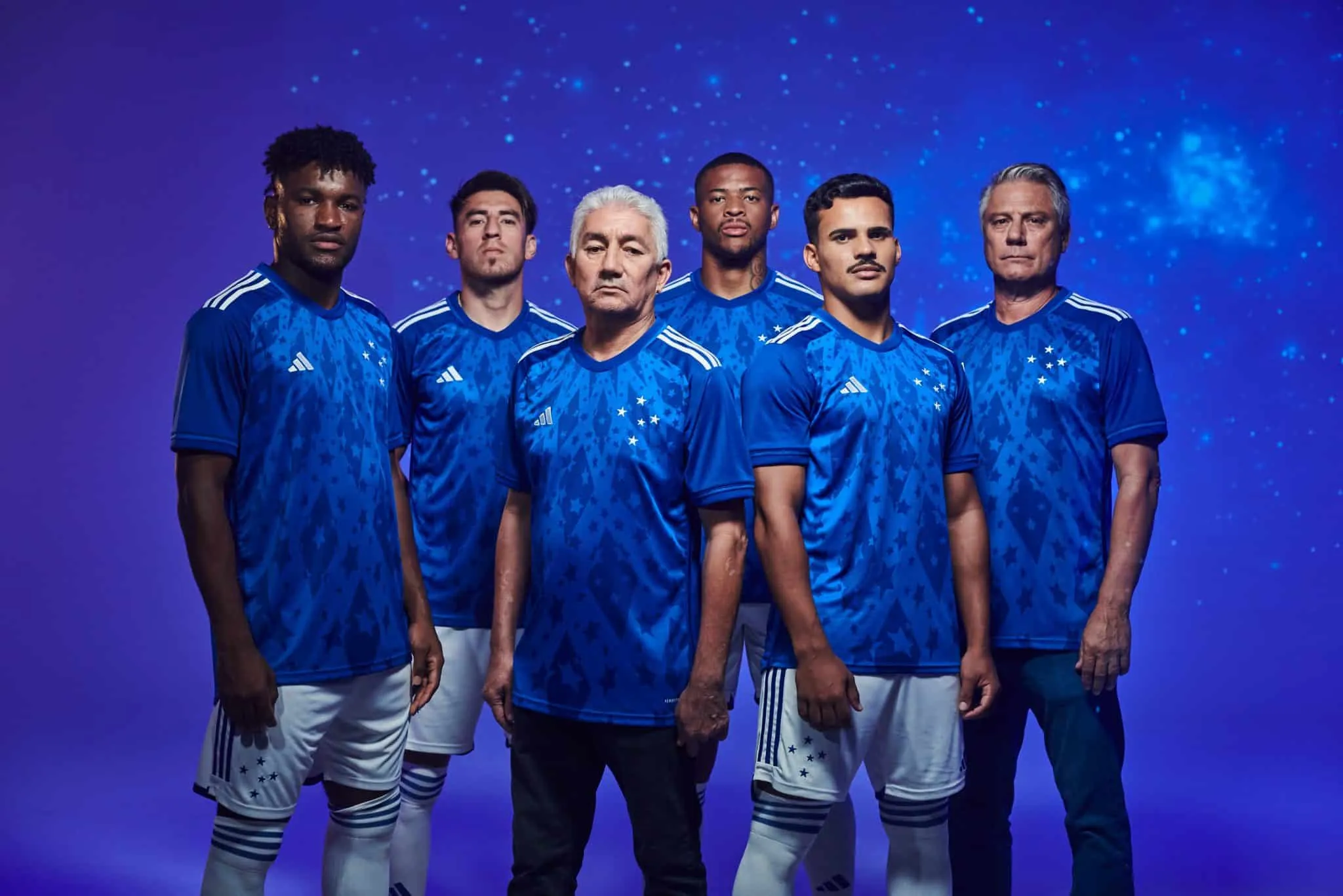 Estrelas e inspira&ccedil;&atilde;o na d&eacute;cada de 90: as novas camisas do Cruzeiro para 2024