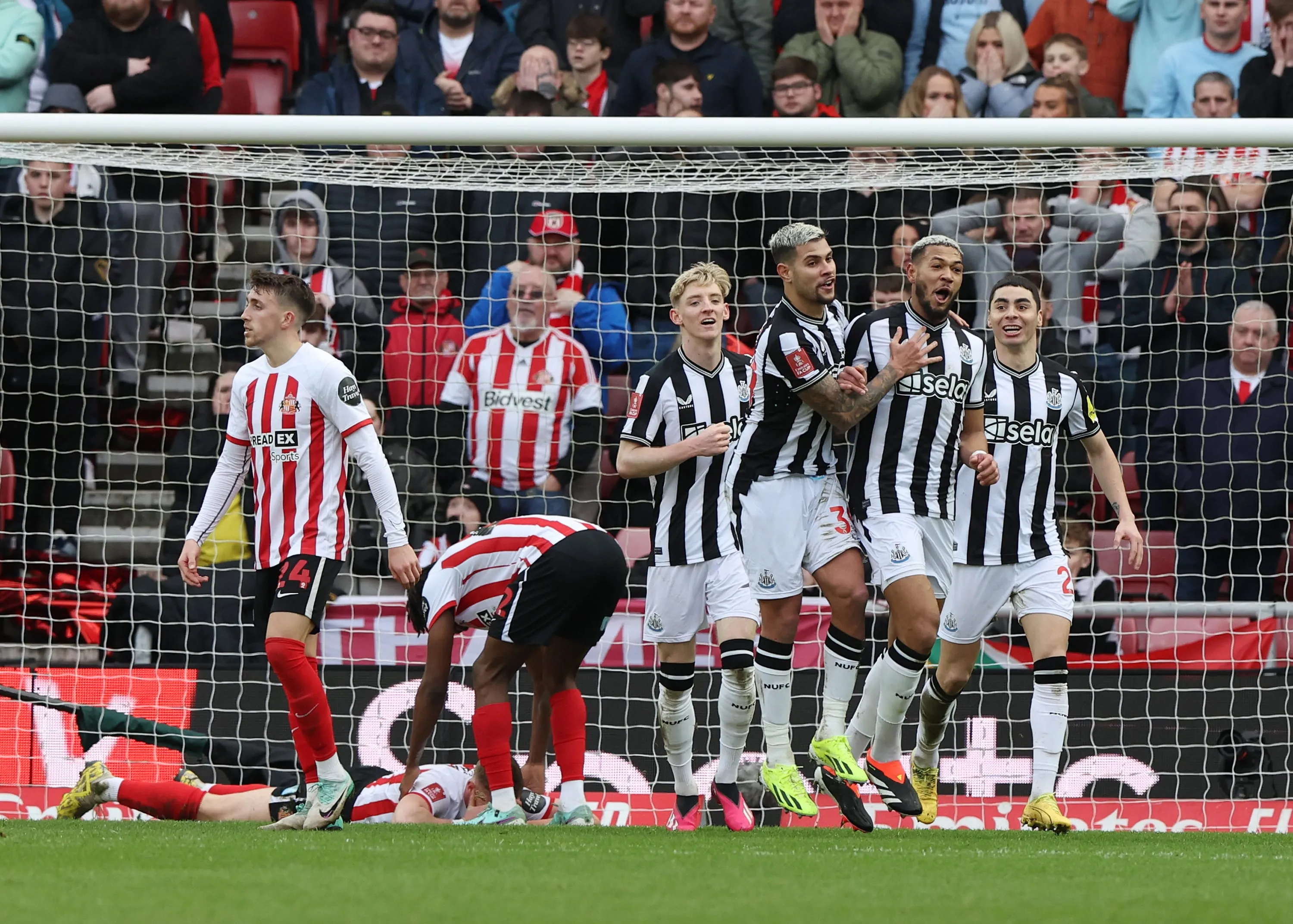 No primeiro cl&aacute;ssico ap&oacute;s oito anos, Newcastle n&atilde;o perdoou os erros do rival e eliminou o Sunderland da FA Cup