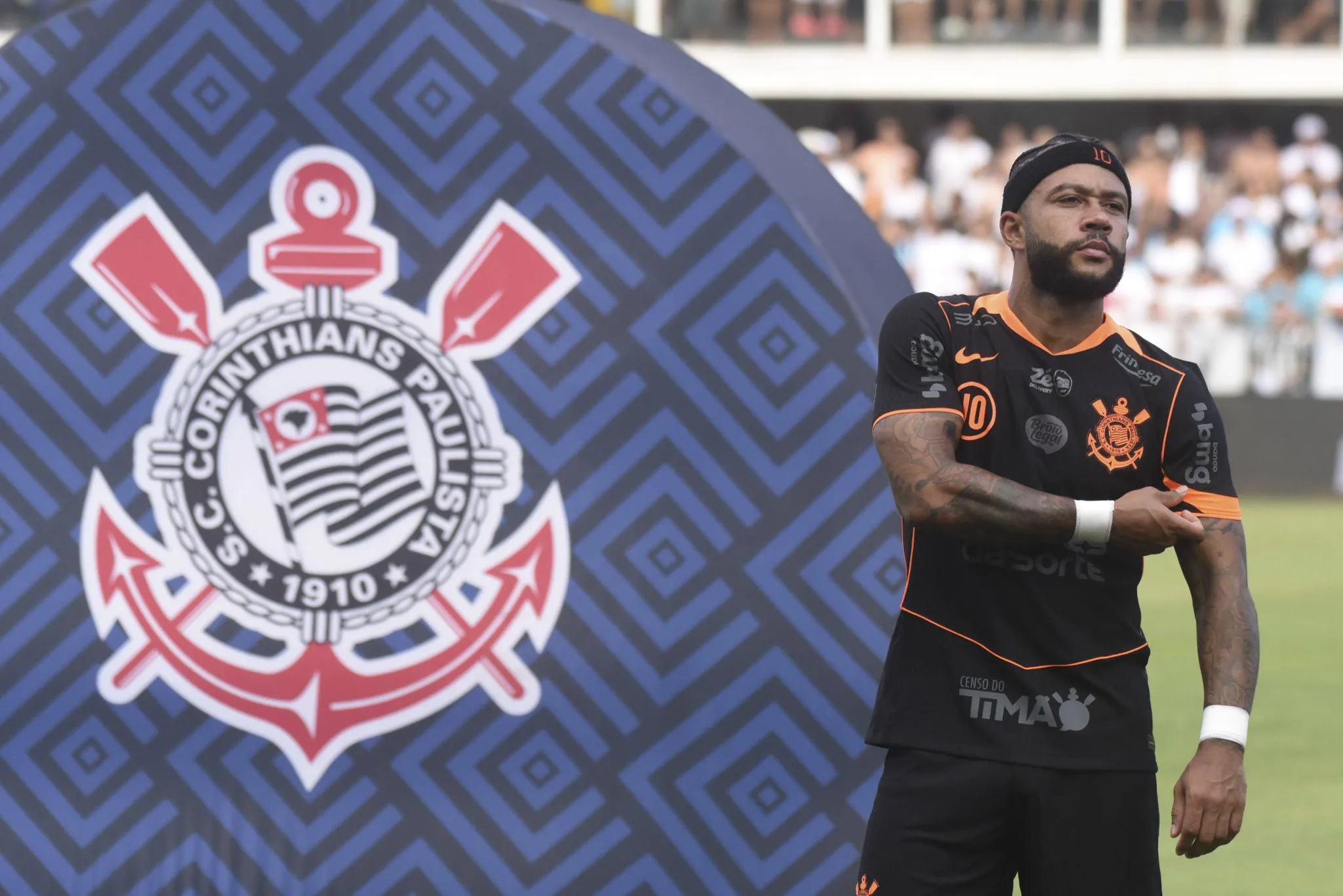 Memphis Depay, atacante do Corinthians, antes de duelo com o Santos, na Vila Belmiro