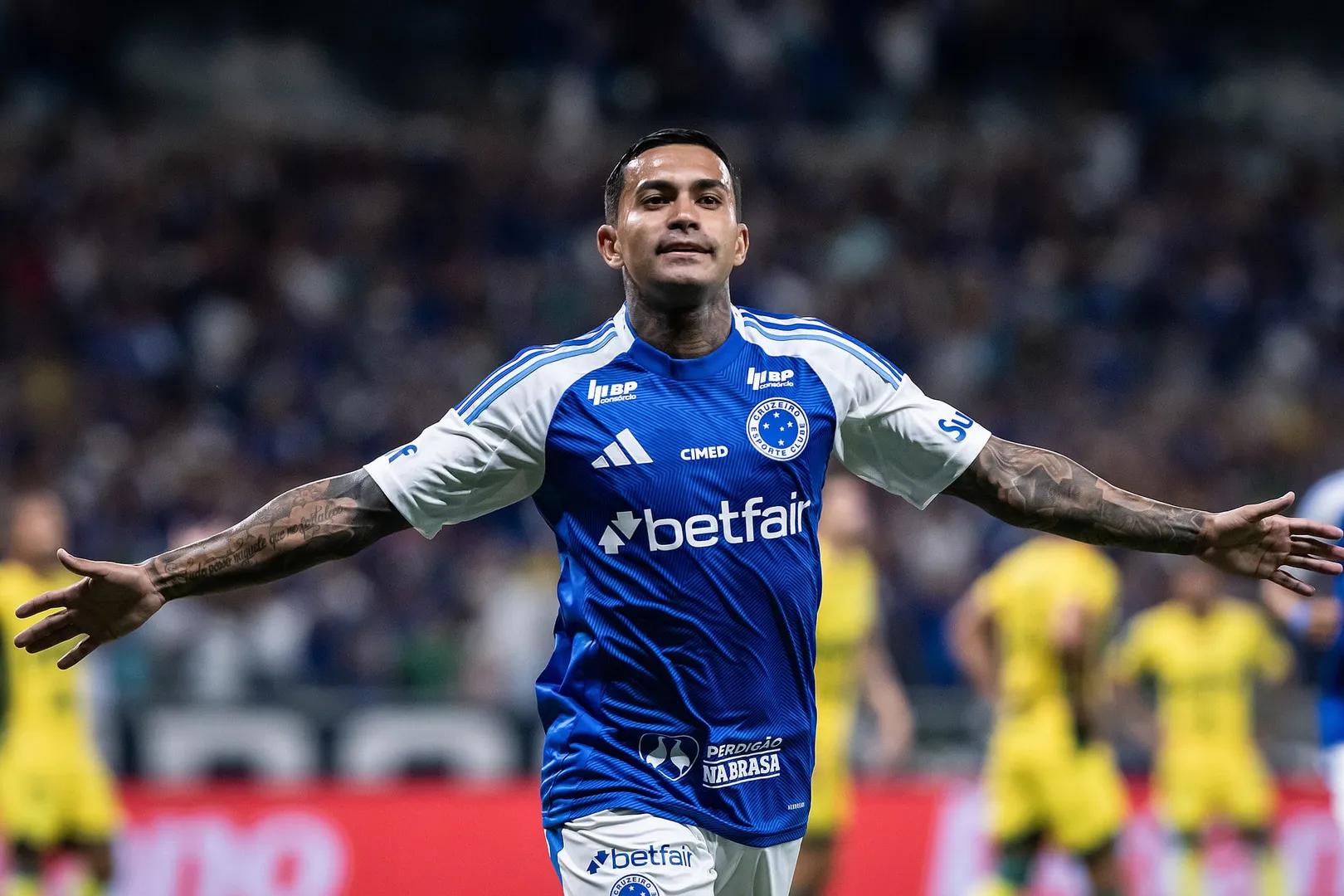 Dudu comemorando gol pelo Cruzeiro