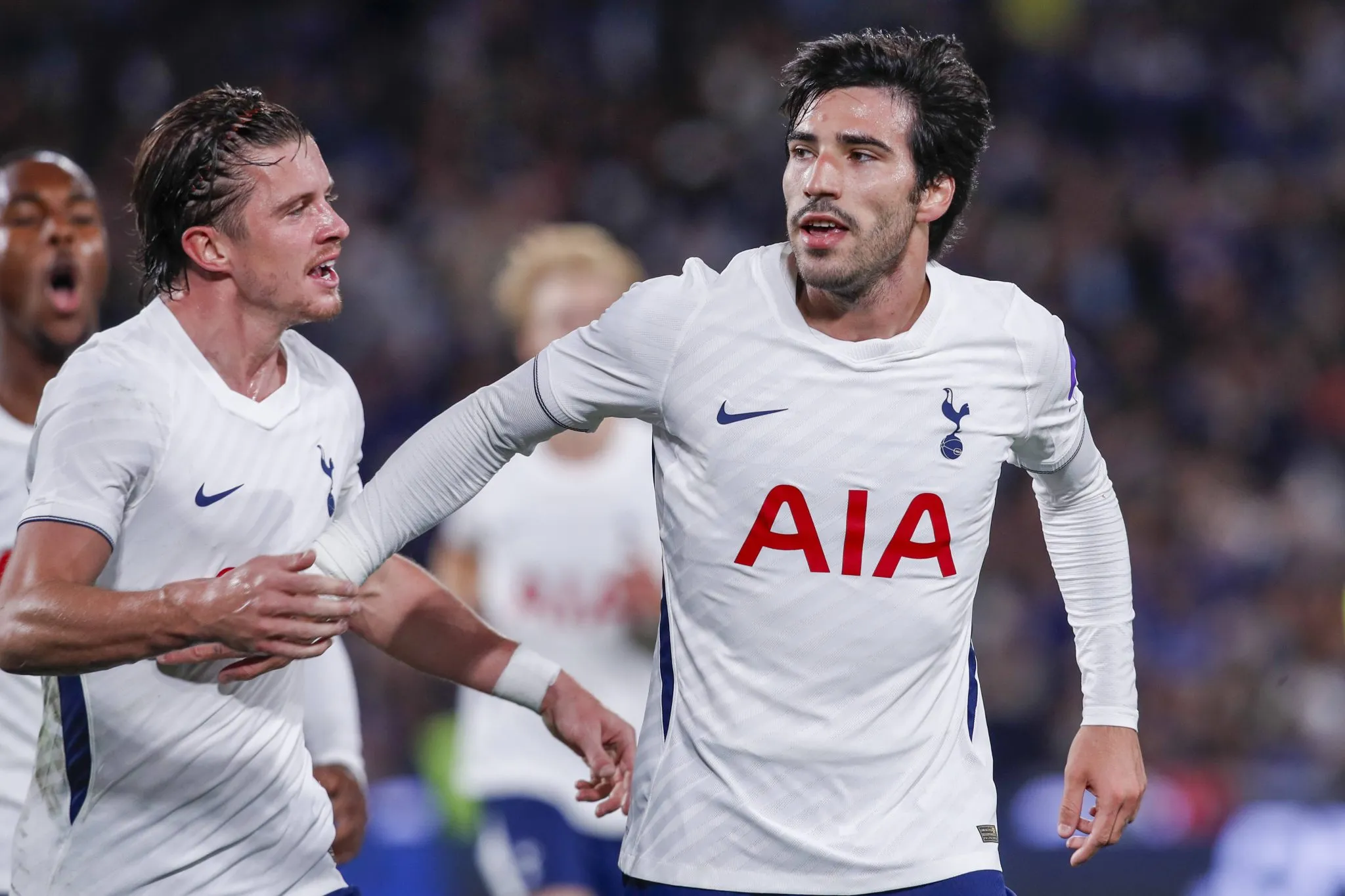 Tonali comemora gol do Tottenham em amistoso