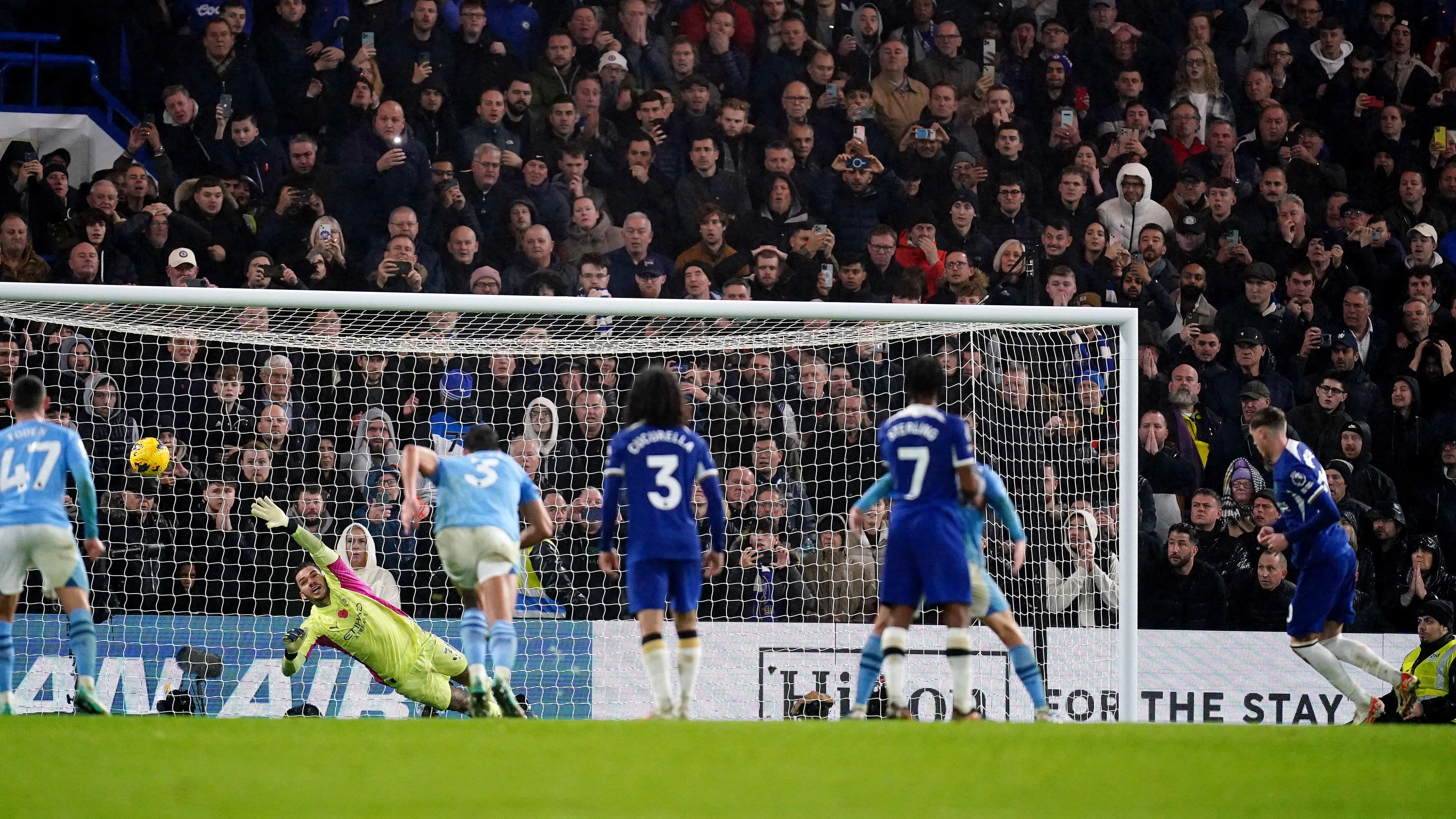 Joga&ccedil;o, chuva, oito gols e lei do ex: Chelsea arranca empate em um &eacute;pico contra o Manchester City