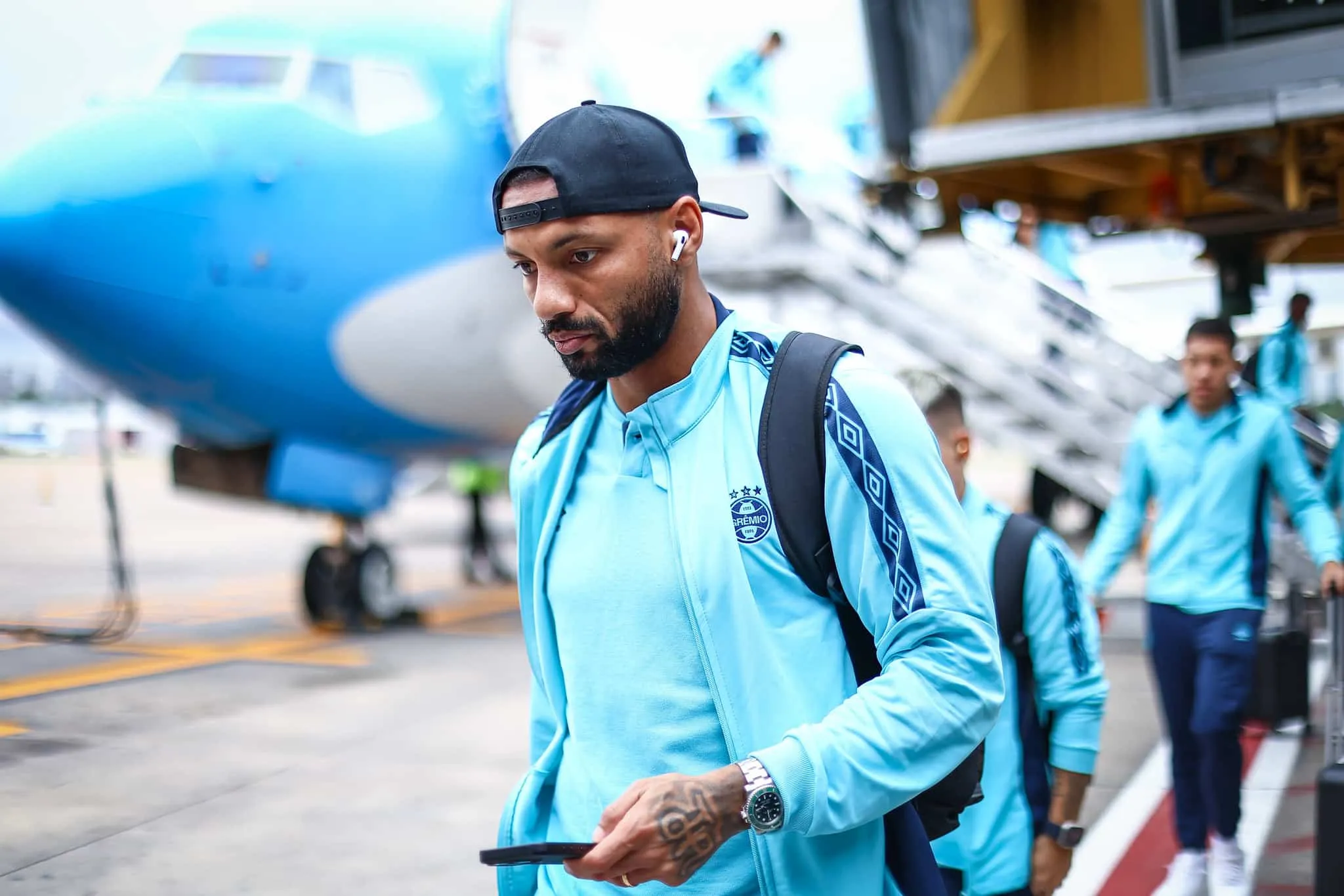 Com problemas no ataque, Gr&ecirc;mio chega &agrave; Argentina para decis&atilde;o contra o Estudiantes