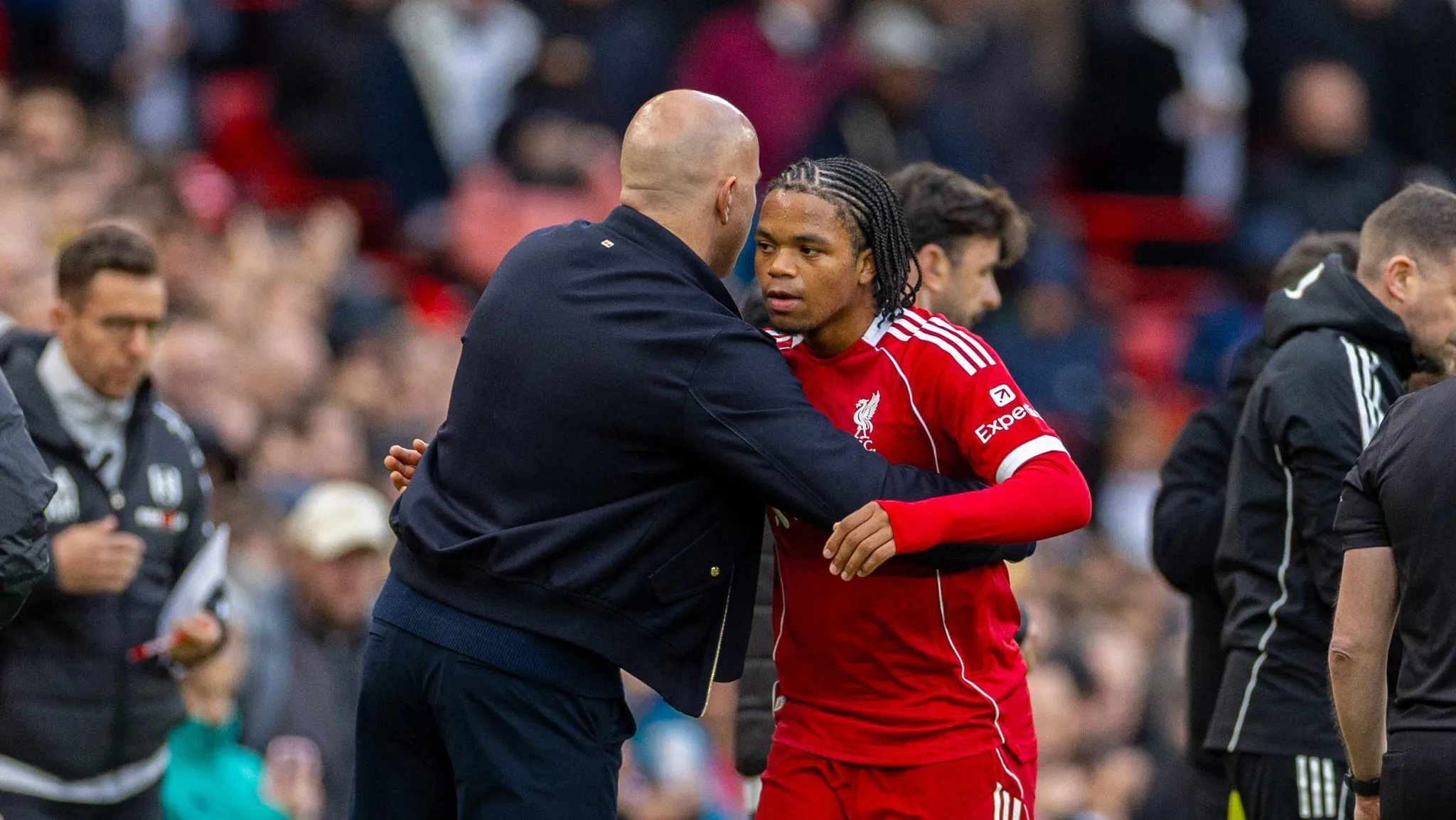 Slot sobre joia do Liverpool: &lsquo;Ele pode lidar com esse tipo de jogo por causa de sua personalidade&rsquo;