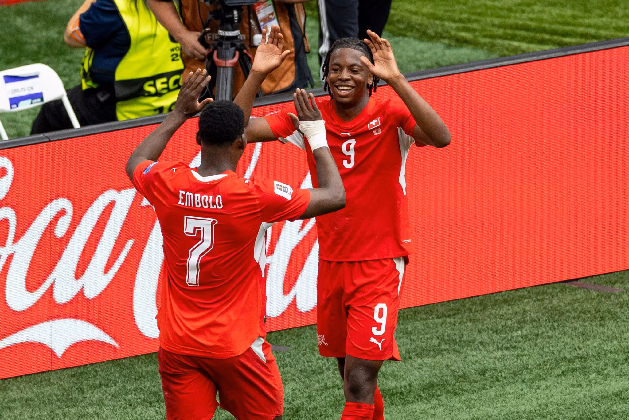 Embolo e Manzambi comemoram gol da Su&iacute;&ccedil;a na vit&oacute;ria sobre a Arg&eacute;lia (Foto: Zuma / Icon Sport)