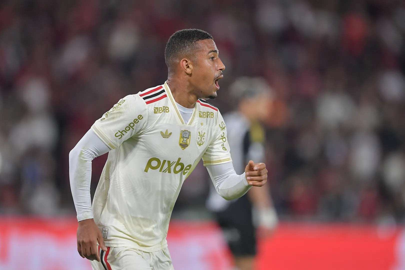 Samuel Lino em a&ccedil;&atilde;o pelo Flamengo
