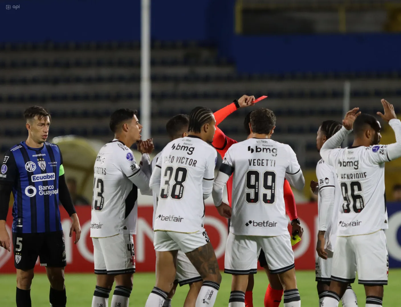 Lucas Piton foi expulso no come&ccedil;o do primeiro tempo (Foto: Imago)