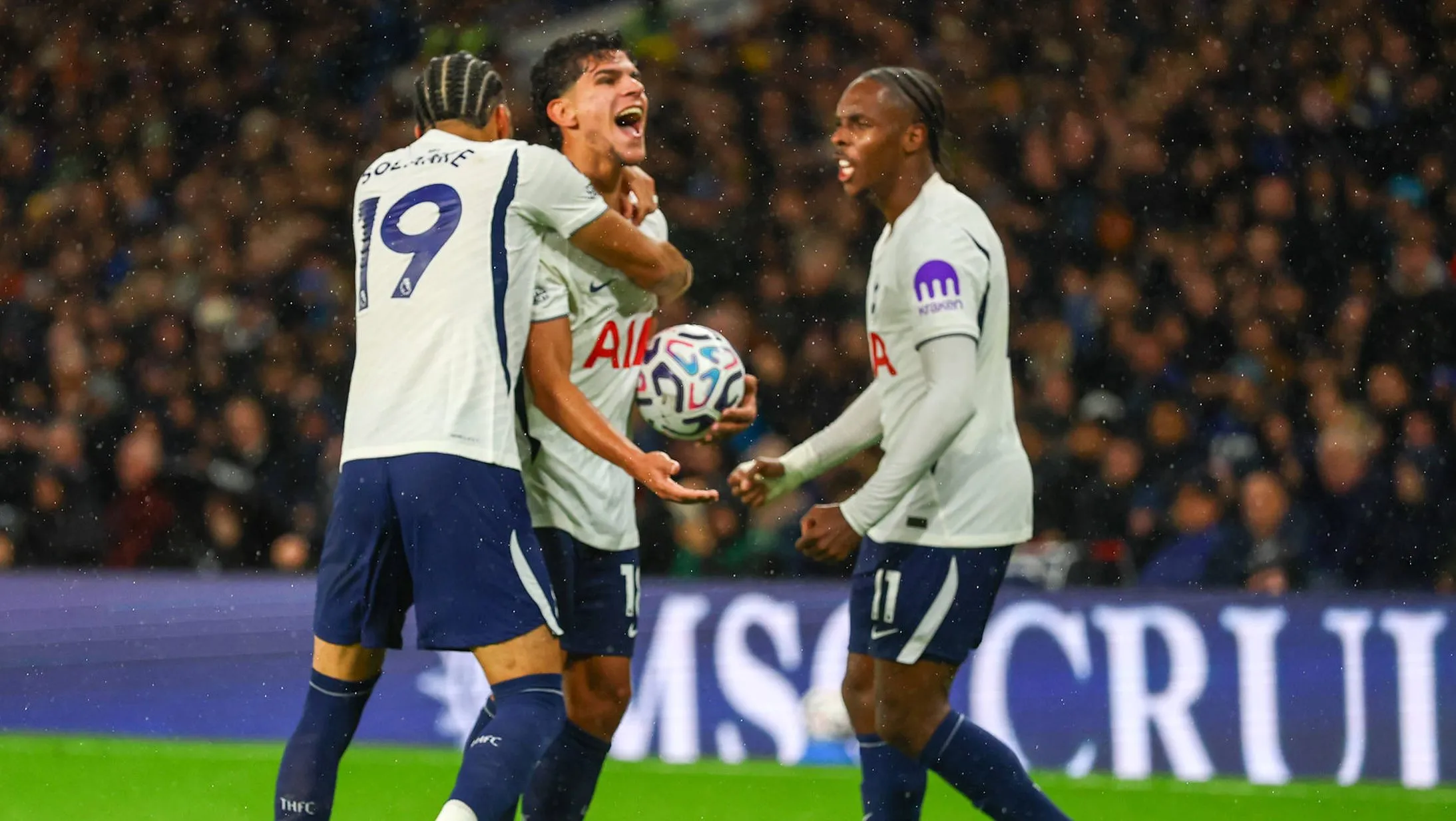 Xabi Alonso se complica sem Jo&atilde;o Pedro, goleiro falha feio e Chelsea perde para o Tottenham