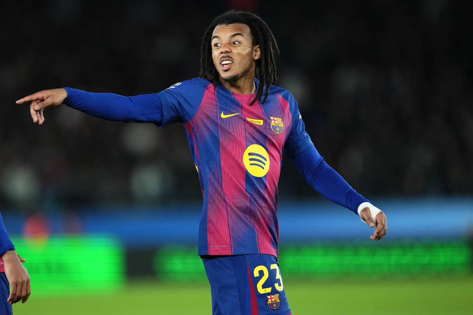 Koundé dá orientação em jogo do Barcelona