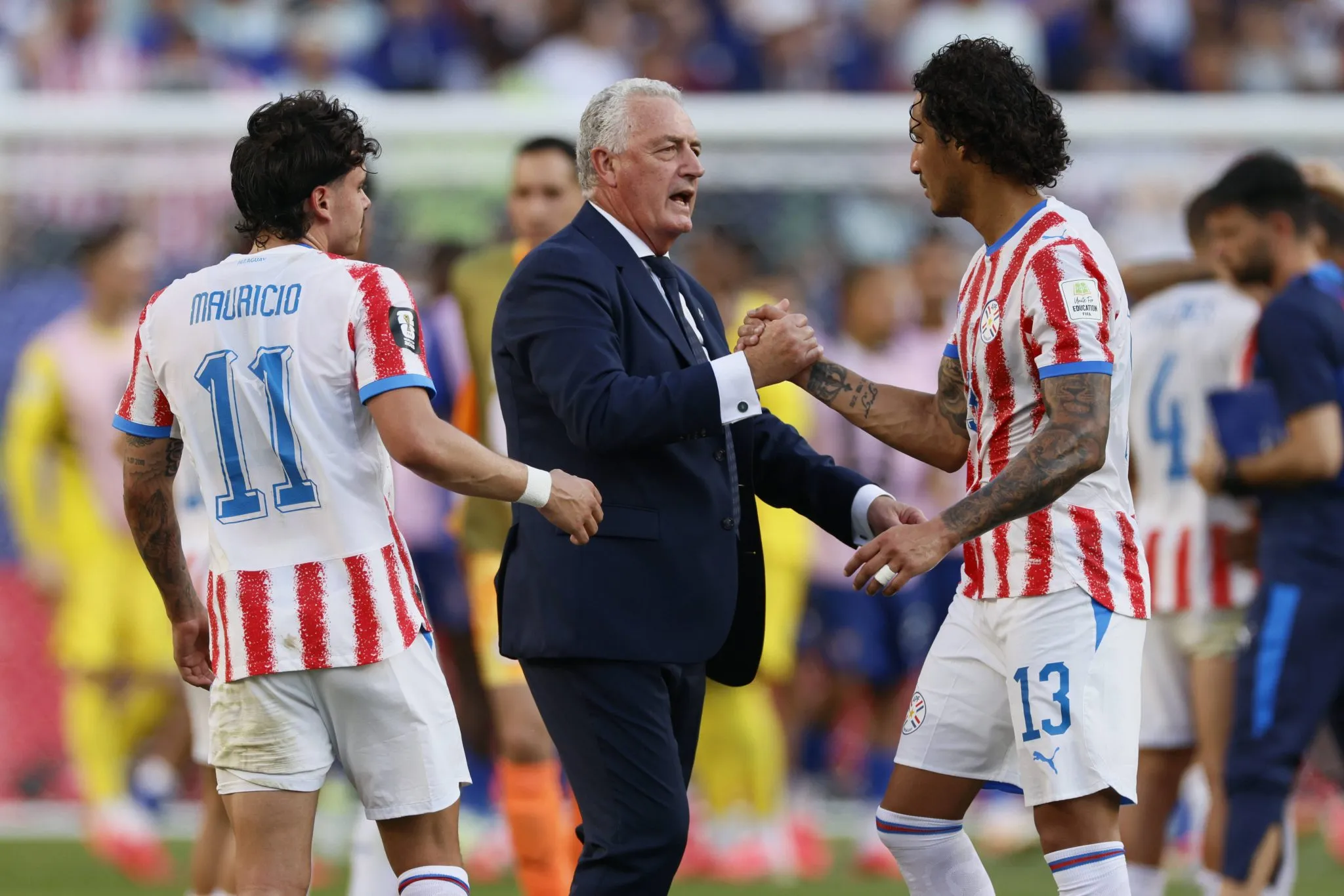 Gustavo Alfaro cumprimenta seus jogadores ap&oacute;s elimina&ccedil;&atilde;o para Fran&ccedil;a
