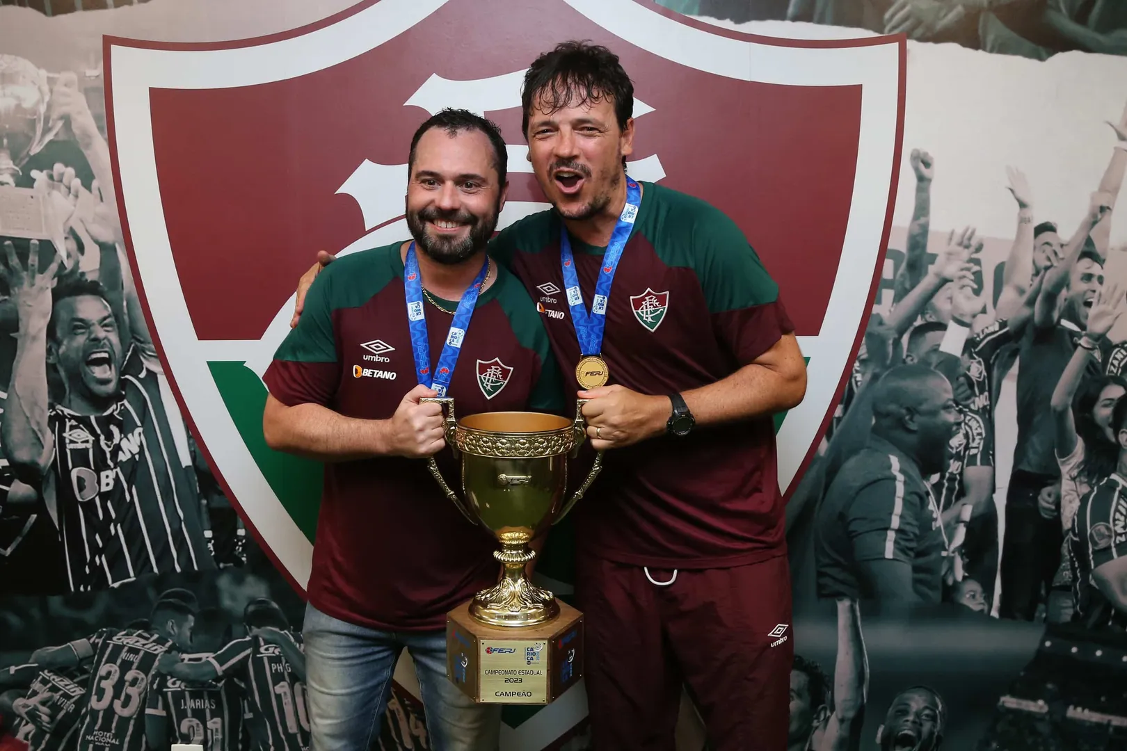 Mario Bittencourt comemora t&iacute;tulo carioca de 2023 com Fernando Diniz - Foto: Marcelo Gon&ccedil;alves/Fluminense FC