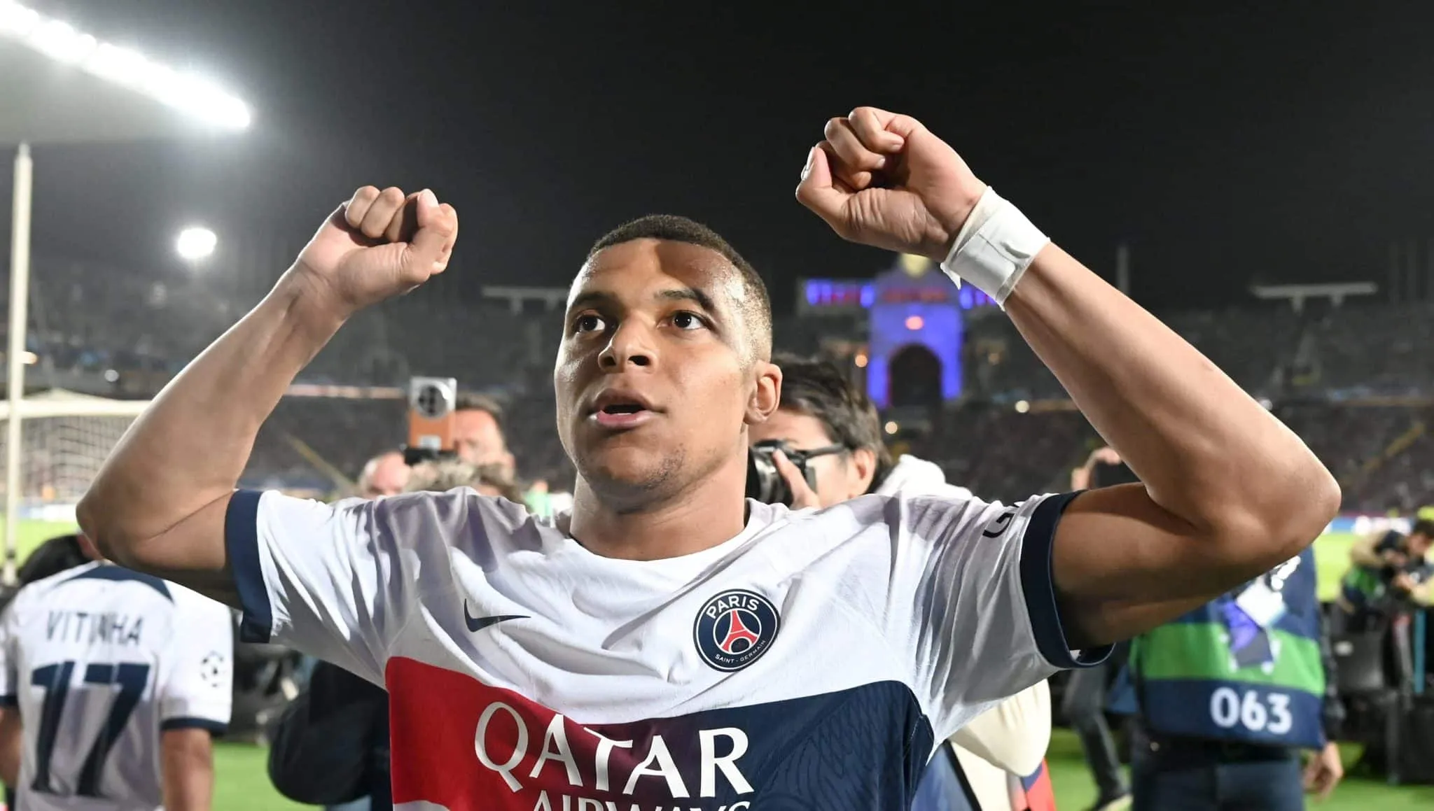 Expuls&atilde;o de Ara&uacute;jo abre porta para remontada do PSG contra o Barcelona na Champions