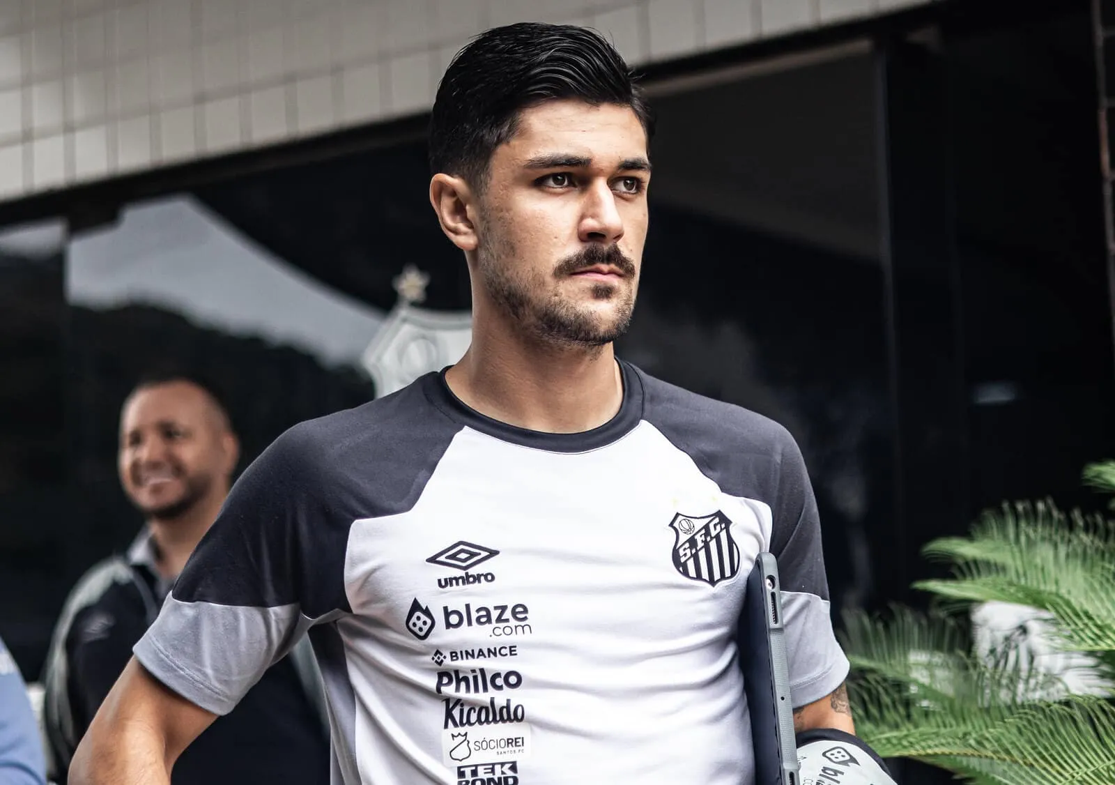 Com parcela de compra atrasada, Santos &eacute; procurado e pode &lsquo;devolver&rsquo; Jo&atilde;o Basso
