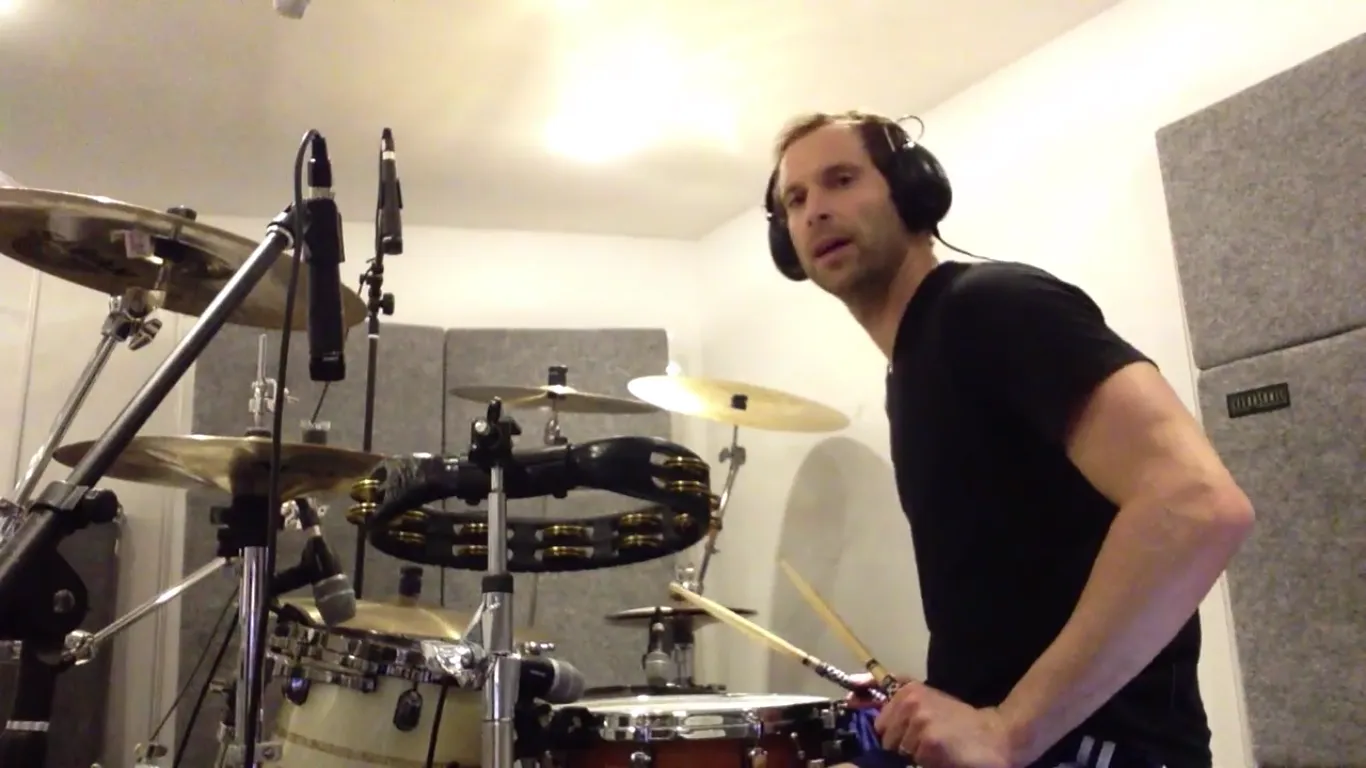 Agora que &eacute; reserva, Cech aproveita para se aprimorar na bateria e faz cover de Foo Fighters