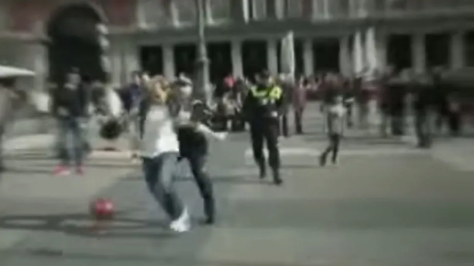 Torcida do Liverpool brinca de &ldquo;bobinho&rdquo; com pol&iacute;cia de Madri, e f&atilde; vai preso