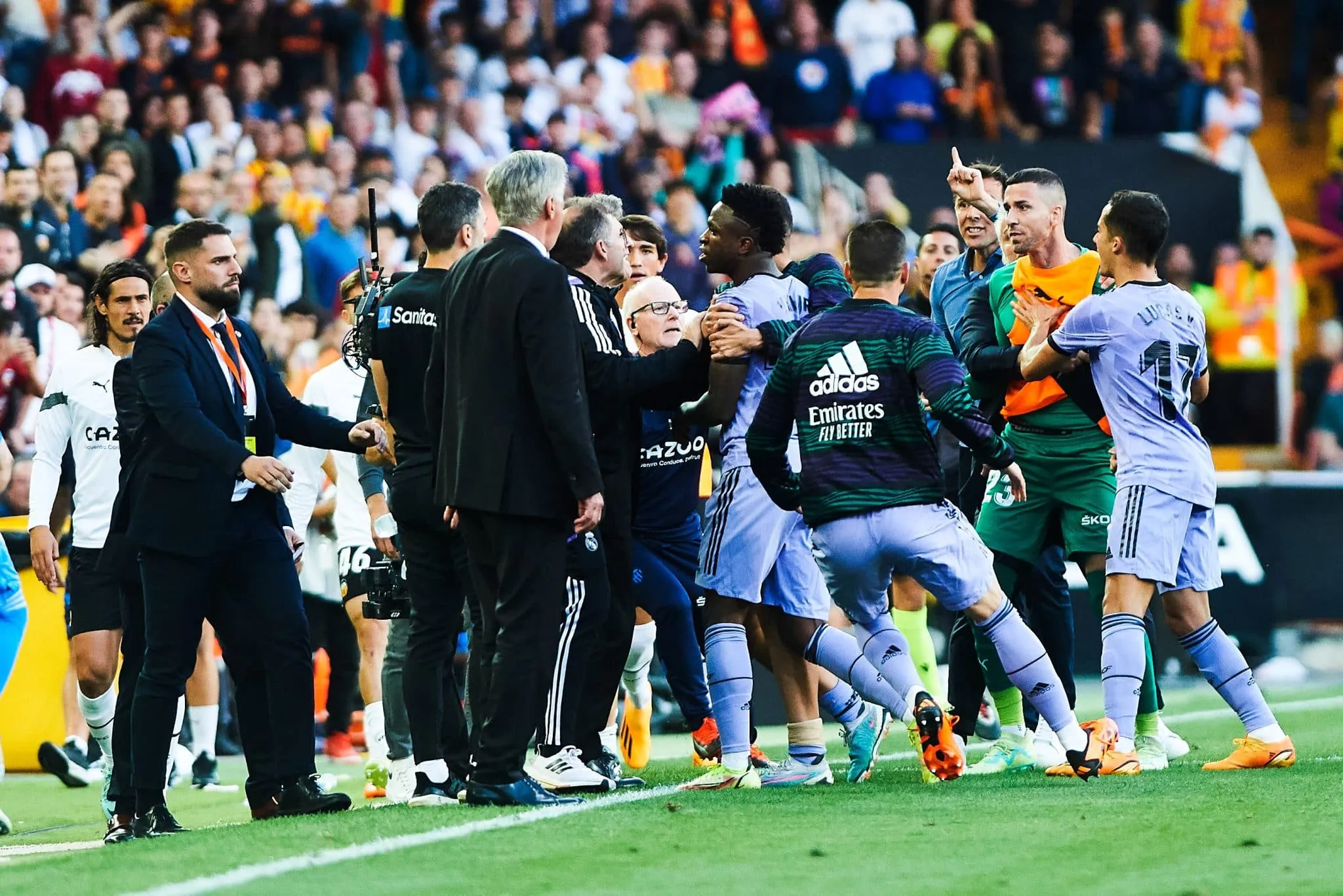 &lsquo;Tr&ecirc;s idiotas&rsquo;: atacante envolvido em lance de expuls&atilde;o de Vini Jr relembra confus&atilde;o antes de Valencia x Real
