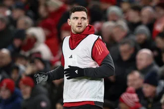 &lsquo;Houve conversas&rsquo;: Por que defensor recusou interesse do rival para ficar no Liverpool