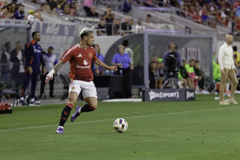 Antony em a&ccedil;&atilde;o pelo Manchester United na pr&eacute;-temporada 2024/2025. Foto: Icon Sport