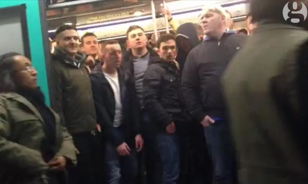 Racismo escancarado: torcedores do Chelsea impedem um negro de entrar no vag&atilde;o do metr&ocirc;